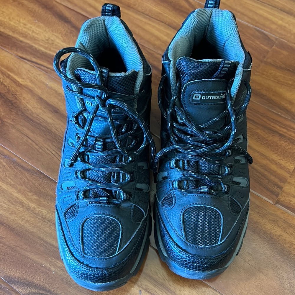 Men’s hiking shoes, size 7, excellent condition, black color